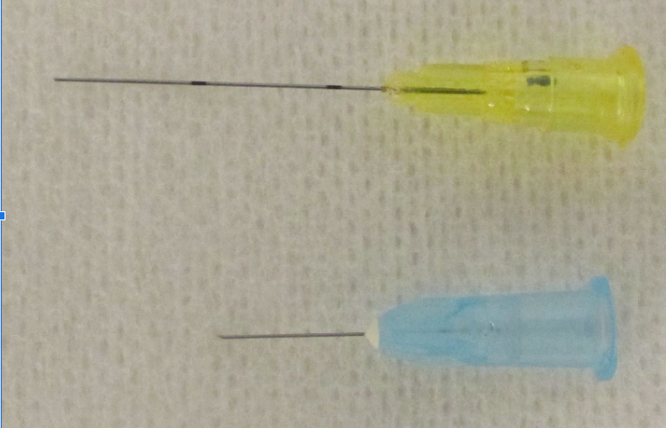 二重埋没法の麻酔に使う鈍針と通常針の比較写真
