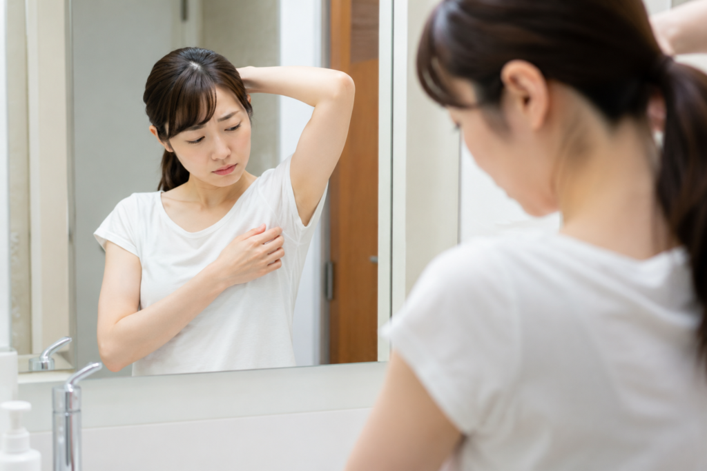 ワキを気にしながら確認する人物のイメージ